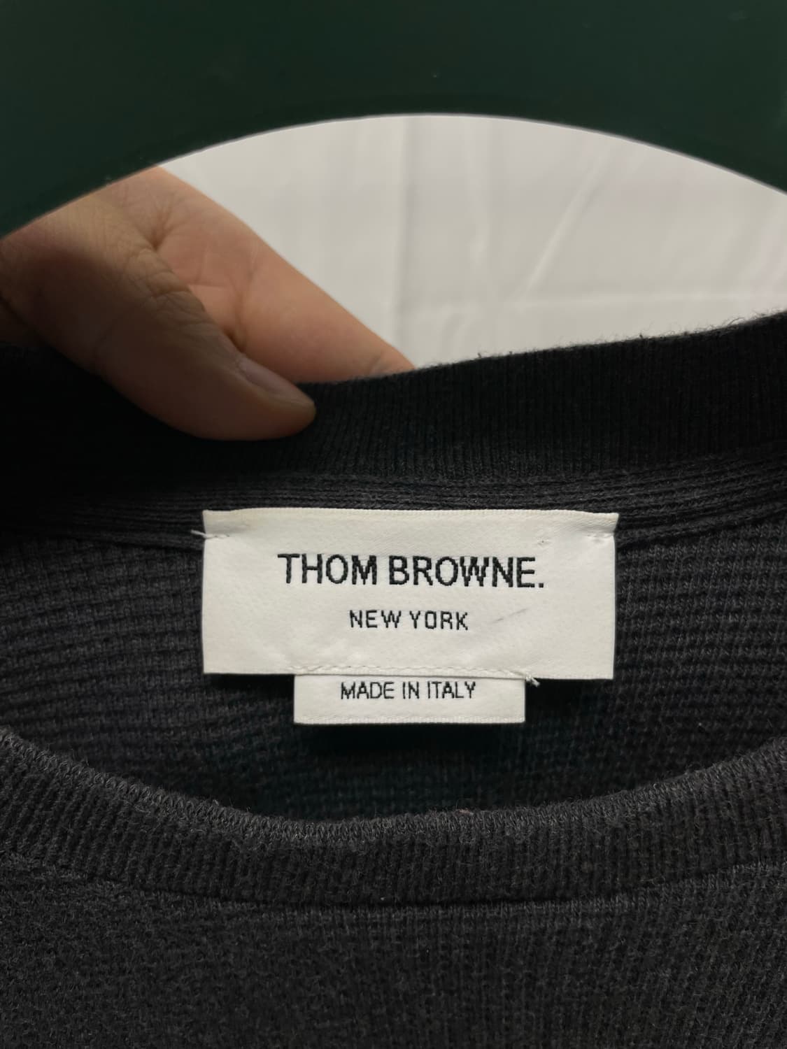 톰브라운 사선완장 래글런 와플 니트 맨투맨 차콜 [3] 상품이미지3