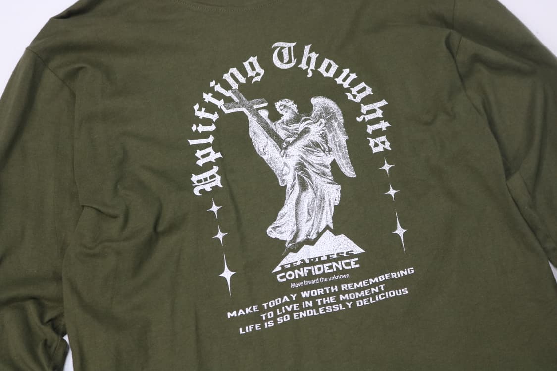 Uplifting Thoughts 엔젤 그래픽 카키 롱슬리브 티셔츠 상품이미지3