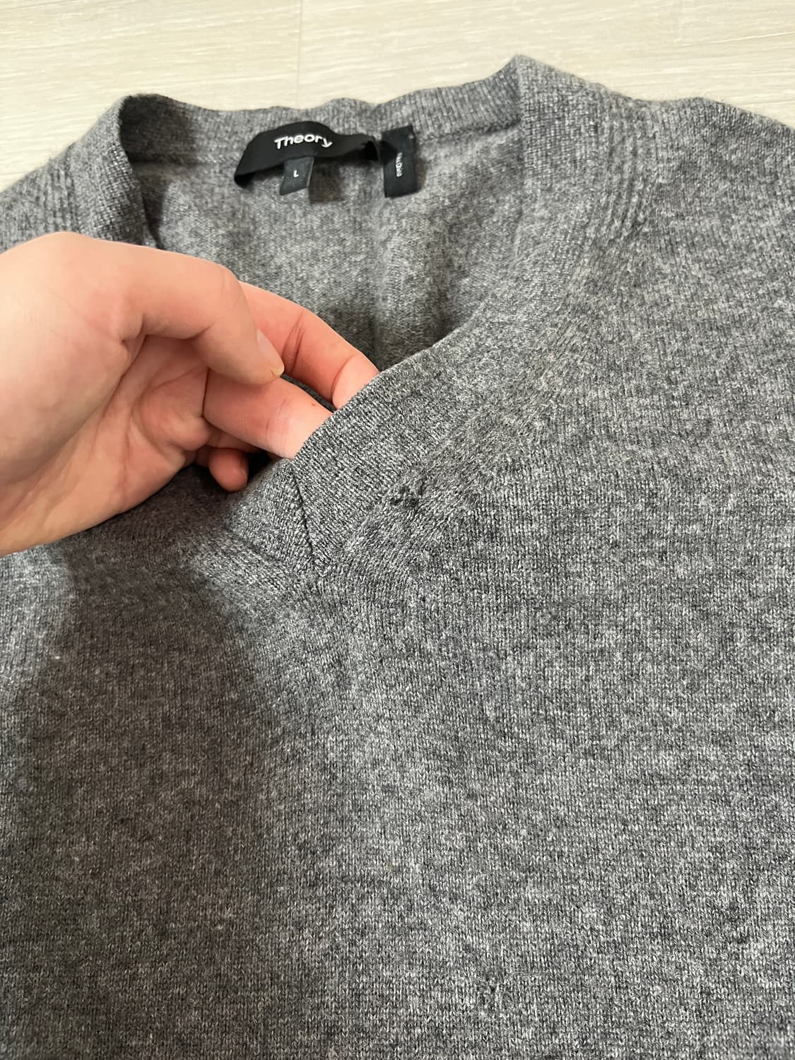 띠어리 캐시미어 100 브이넥 니트 상품이미지6