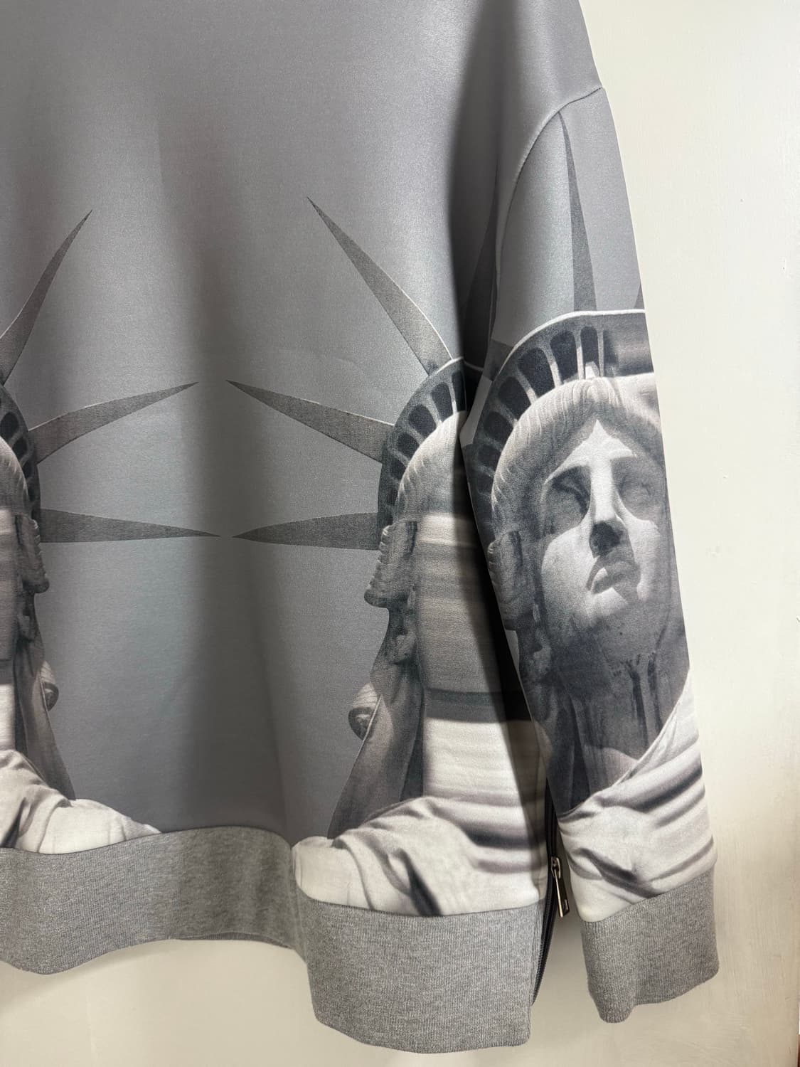 주카스페이스 자유의 여신상 네오프렌 맨투맨 상품이미지2