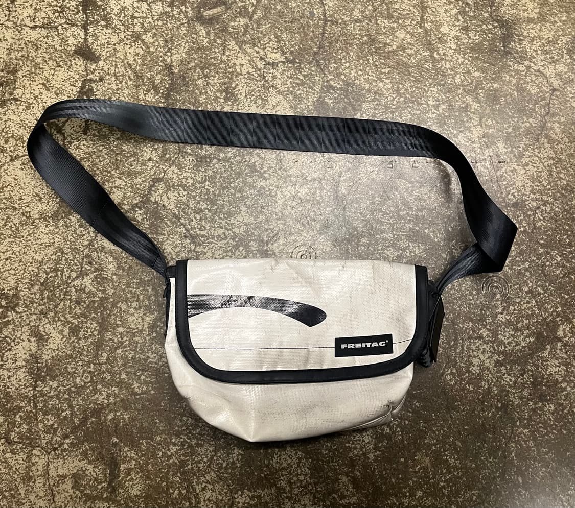 프라이탁 하파오  메신저백 화이트 블랙 상품이미지1