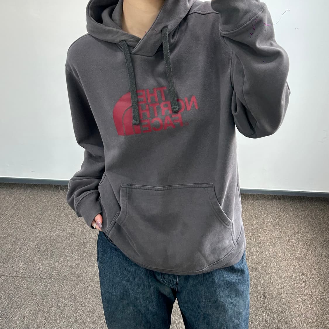 The north face 노스페이스 레드 로고 애쉬브라운 후드티 상품이미지2