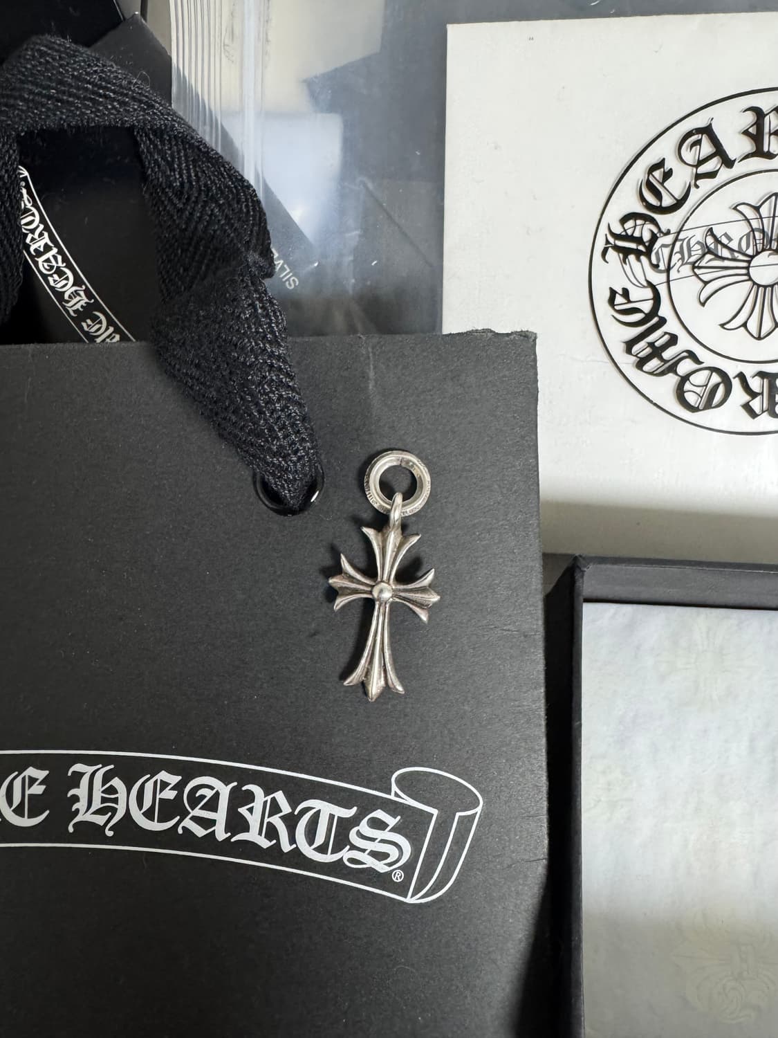 크롬하츠 타이니 크로스 참 상품이미지1