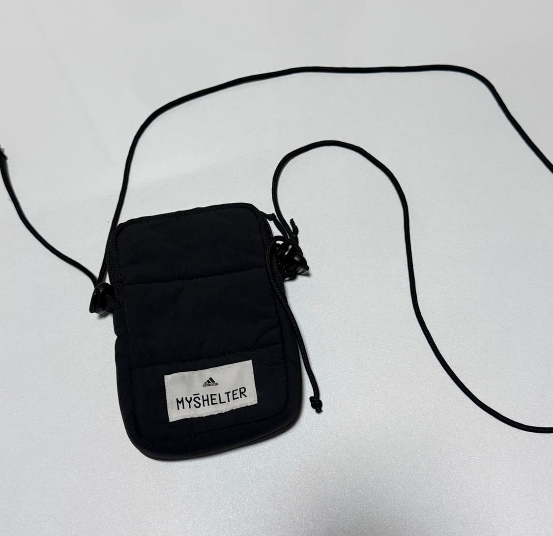 아디다스 패딩 크로스백 가방 블랙 상품이미지1