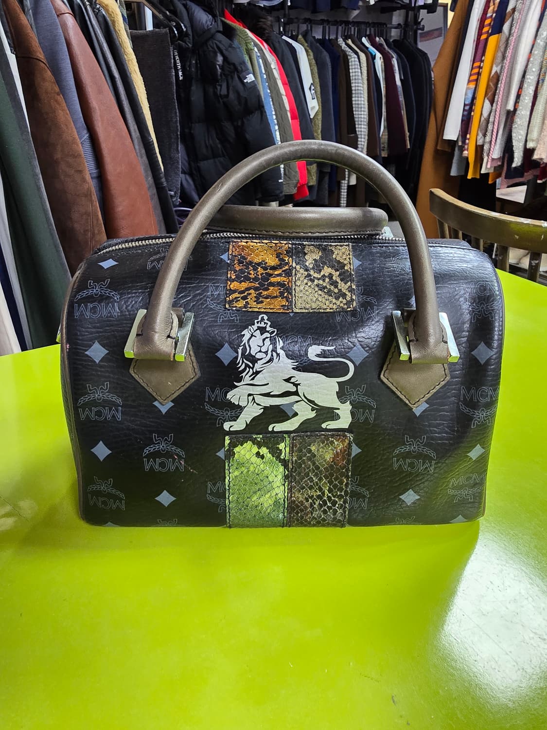 MCM 블랙 보스턴백 라이언 프린팅 (1380) 상품이미지1