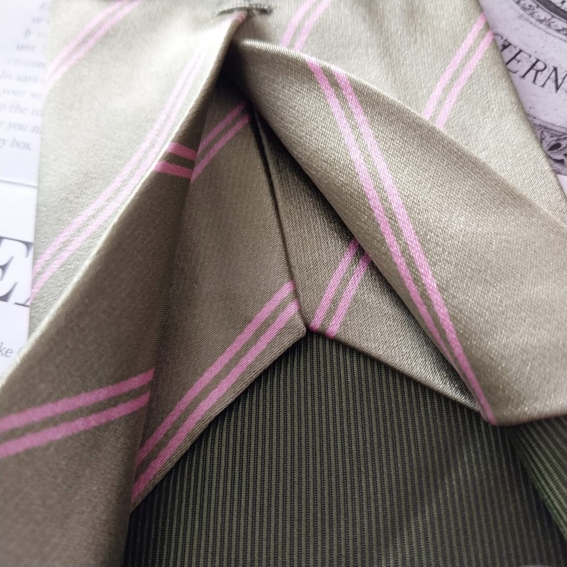 키톤 실크 라이트카키 스트라이프 넥타이 9.9cm A+등급 K1320
 상품이미지8