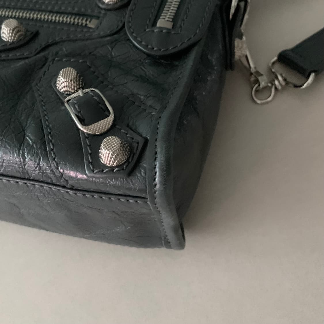 발렌시아가 르시티 모터백 미니 차콜 그레이 상품이미지4