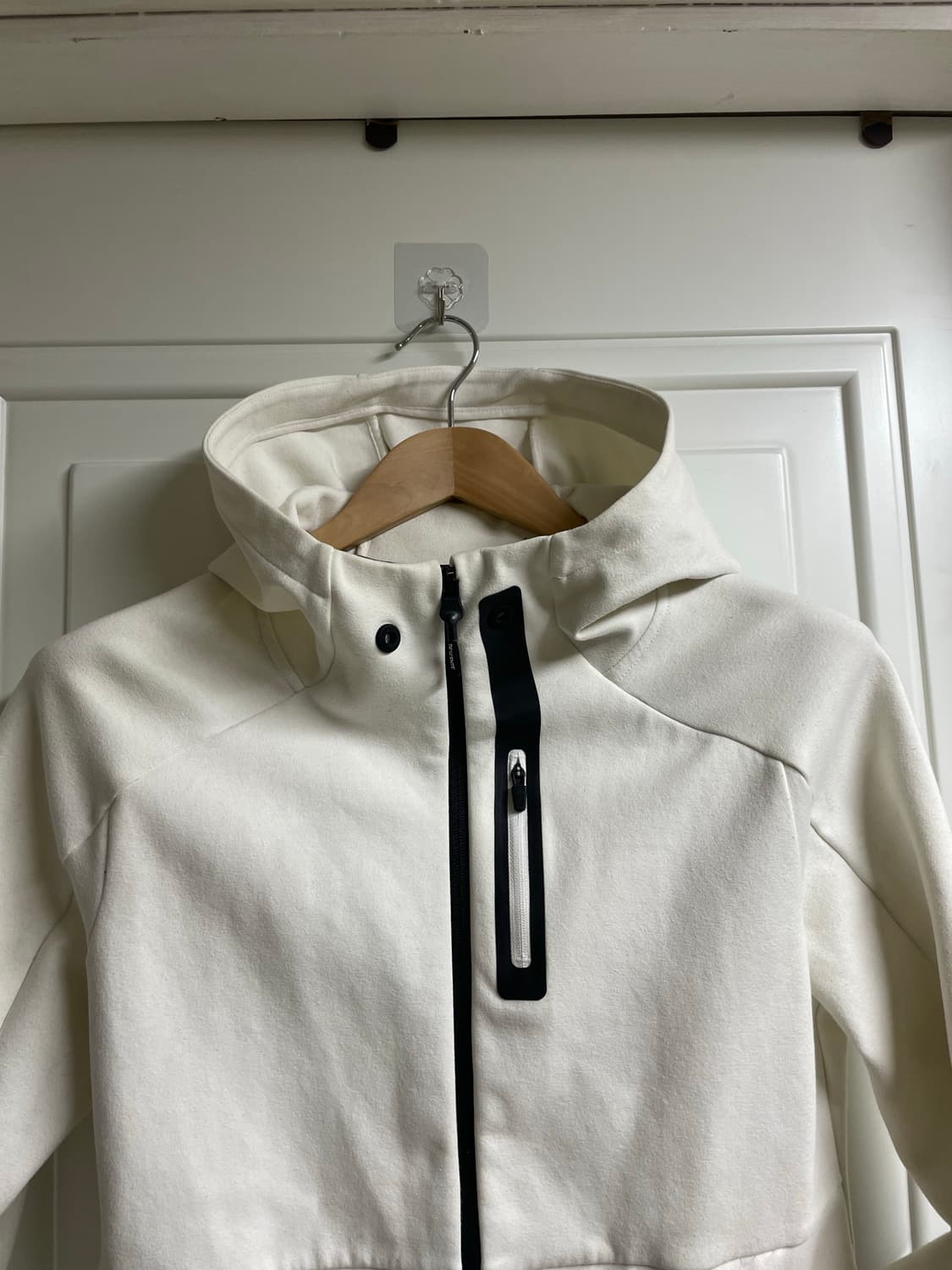 데상트 화이트 후드집업 상품이미지2