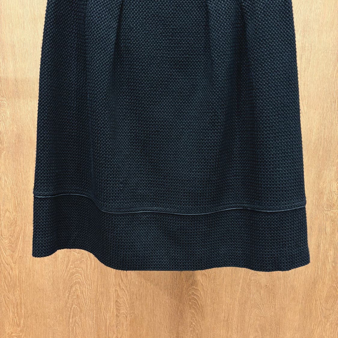 꾸레쥬 A라인 코튼 블렌드 미디 스커트 와플 텍스처 핀턱 디테일 블랙 상품이미지5