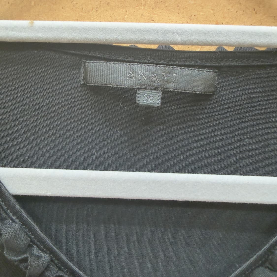 ANAYI 센터 프릴 셔링 브이넥 티셔츠 (Black) 상품이미지3