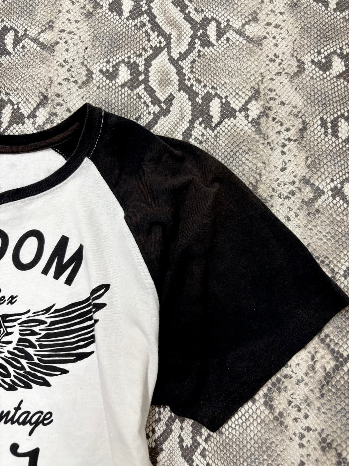 “Von Dutch” Y2K Cross Wings Print Tee 상품이미지4