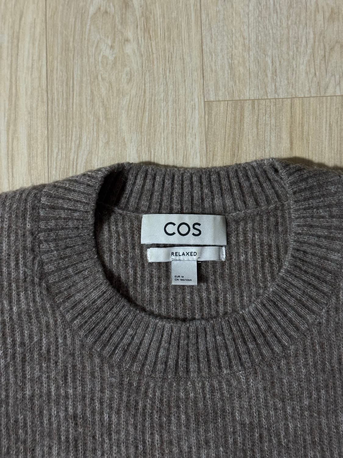 COS 크루넥 브라운 니트 상품이미지2