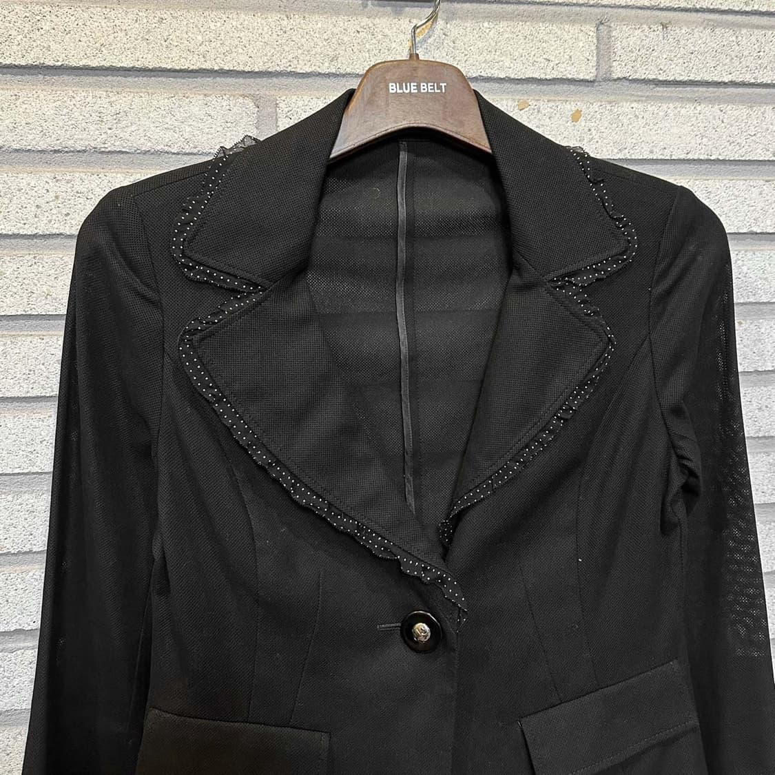 꾸레쥬 크롭 블레이저 자켓 7부 소매 원버튼 도트 패턴 프릴 디테일 블랙 상품이미지3