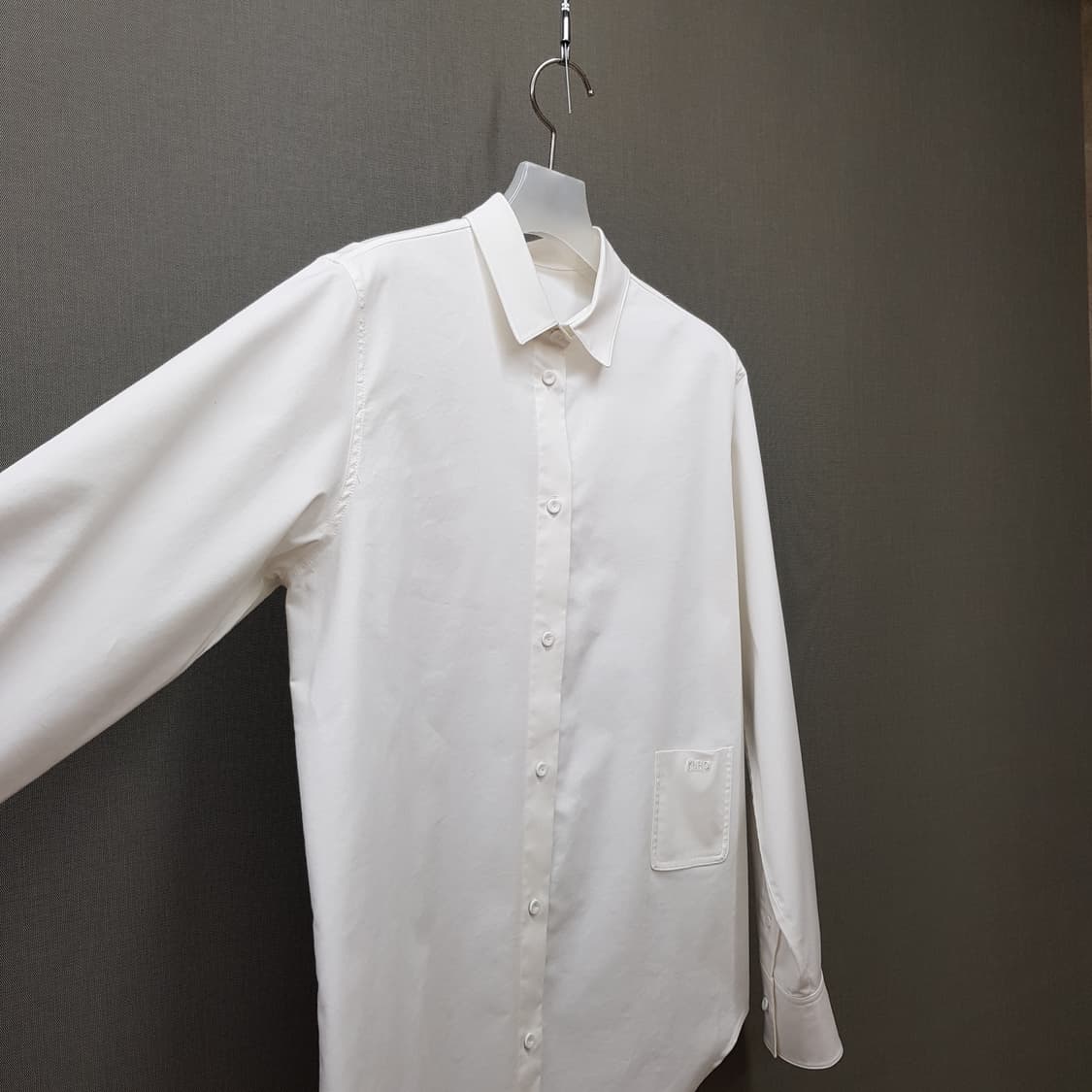구호 2023 미니멀 화이트 셔츠 블라우스 S사이즈 상품이미지3