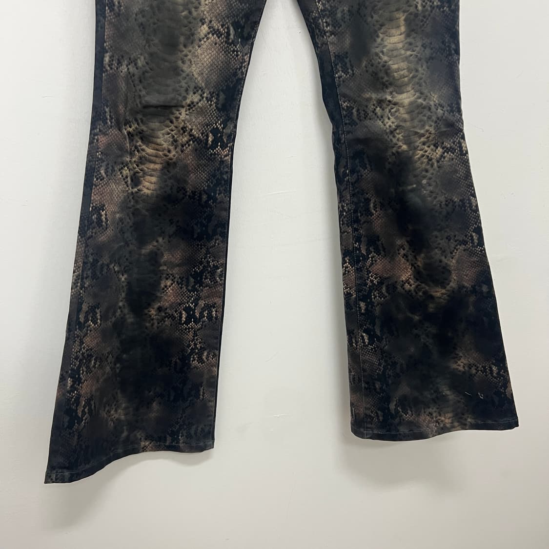 토네이도마트 00s 백레이스업 파이톤 플레어 팬츠 상품이미지7