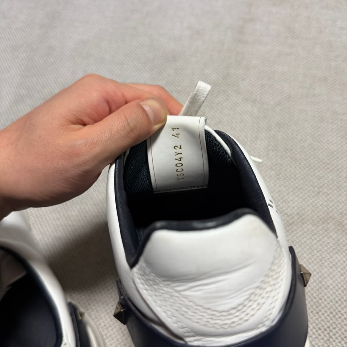 발렌티오 V로고 레더 스니커즈 상품이미지4