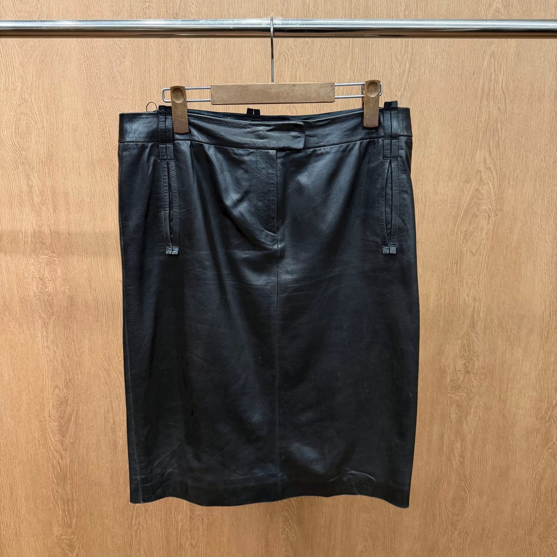 살바토레 페라가모 레더 미디 스커트 사이드 포켓 백 슬릿 디테일 블랙 상품이미지2