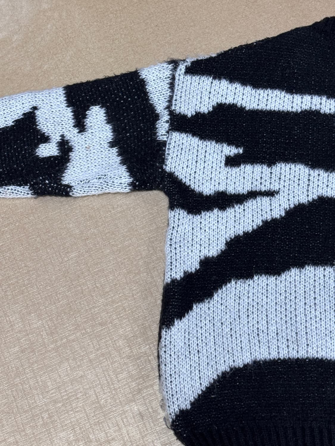 얼룩무늬 오버핏 니트 상품이미지4