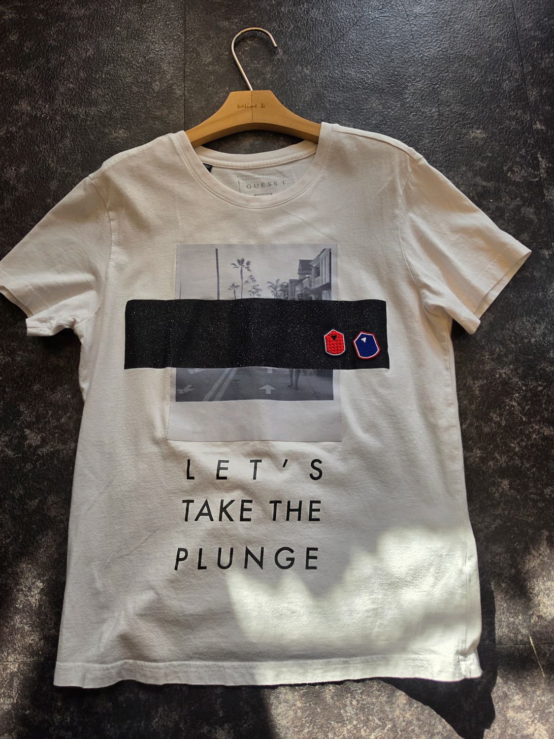 게스(GUESS) 화이트 그래픽 반팔 티셔츠 -M 상품이미지1