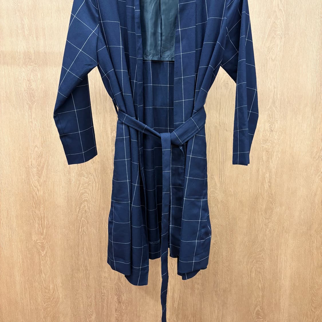 빔즈 하트 오픈형 로브 코트 윈도우 체크 패턴 허리 스트랩 디테일 네이비 상품이미지5