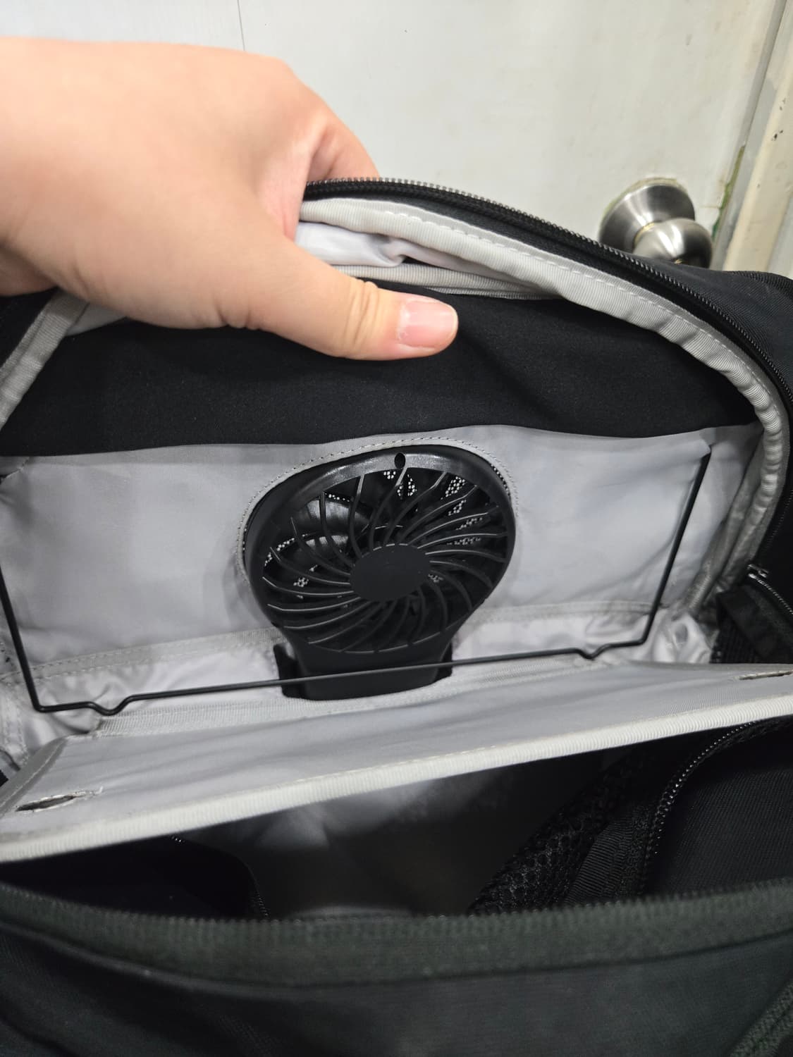 EiDER 아이더 백팩 가방! 블랙&화이트! 수납공간 짱넓고 깔끔해요~ 상품이미지5