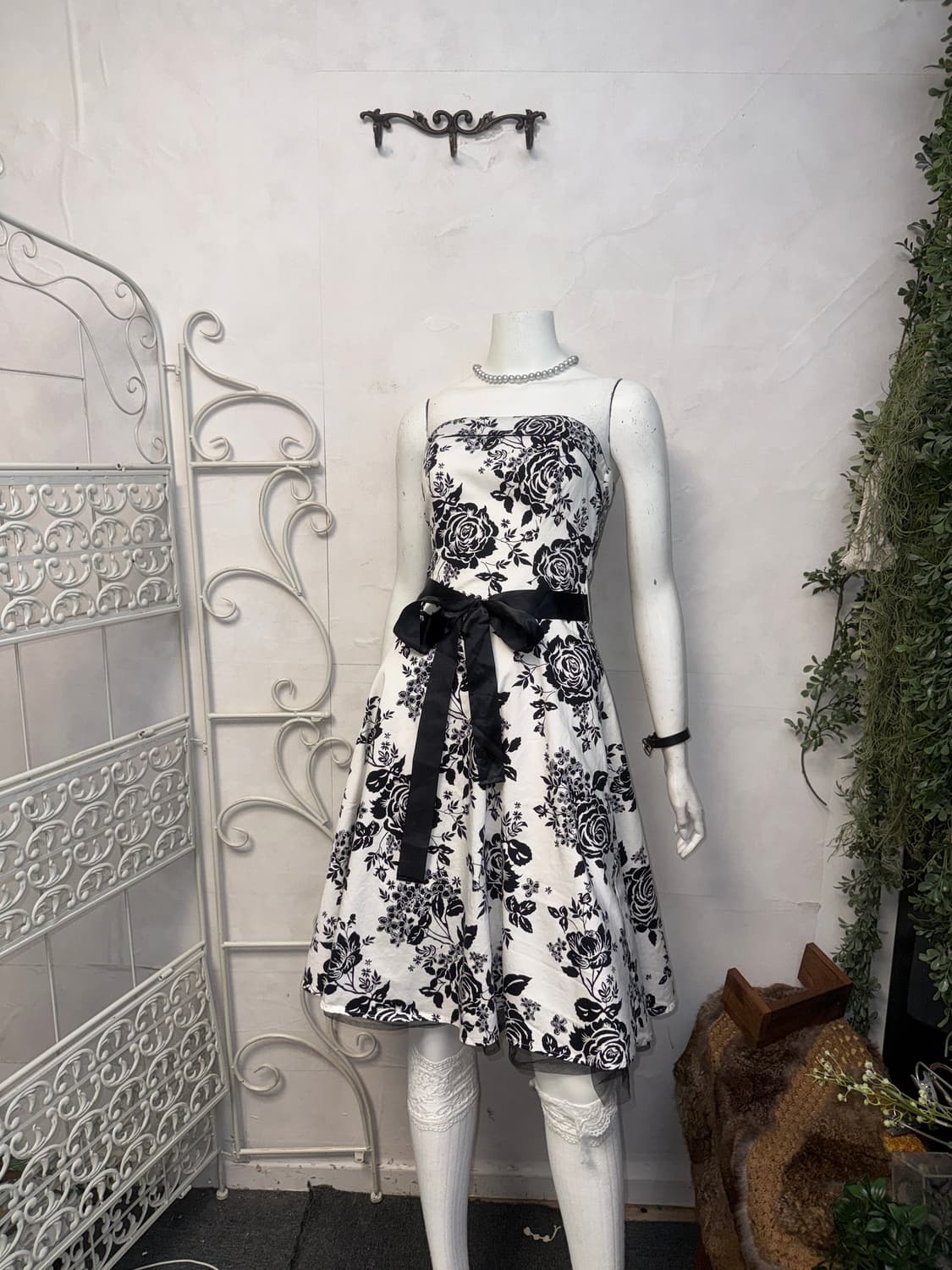 Black & white oriental rose tube top ops 상품이미지2