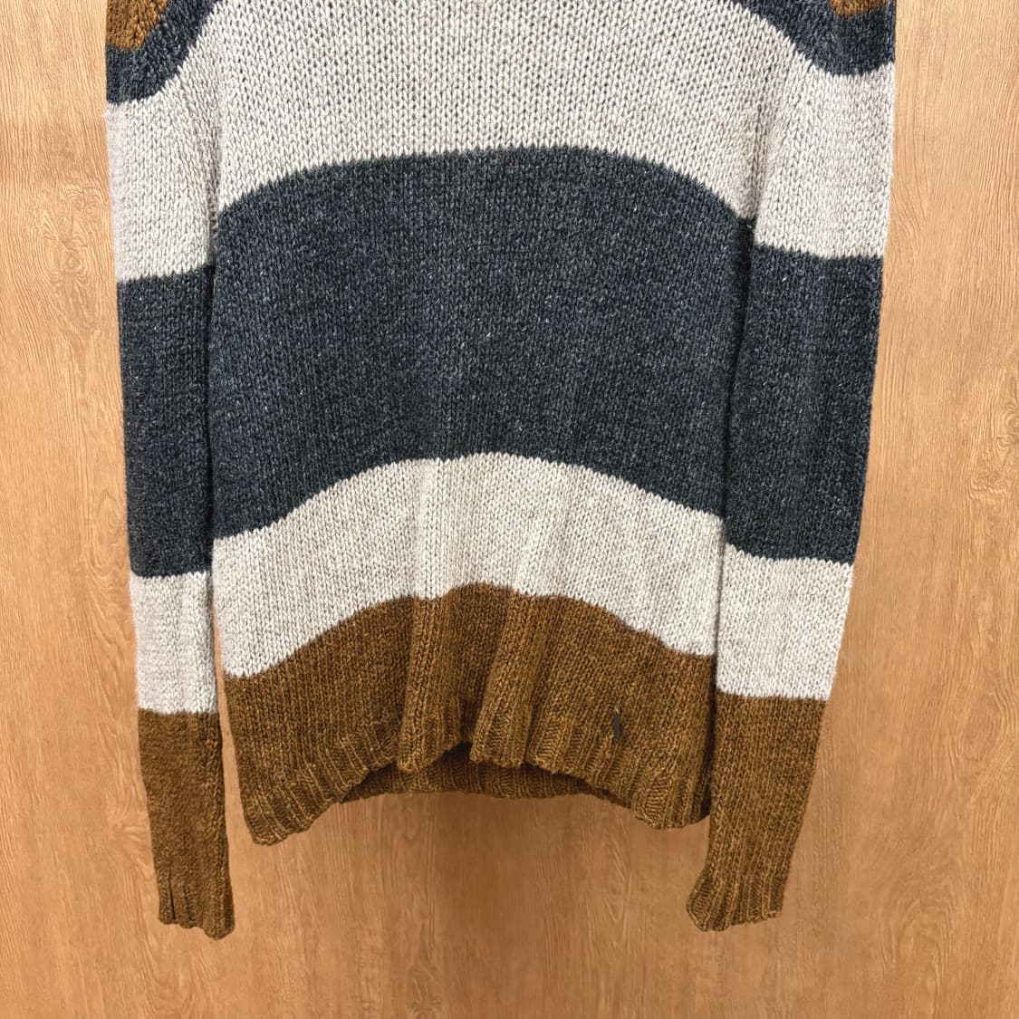 도나카란 뉴욕 라운드넥 스트라이프 니트 로고 메탈 장식 브라운 차콜 상품이미지5