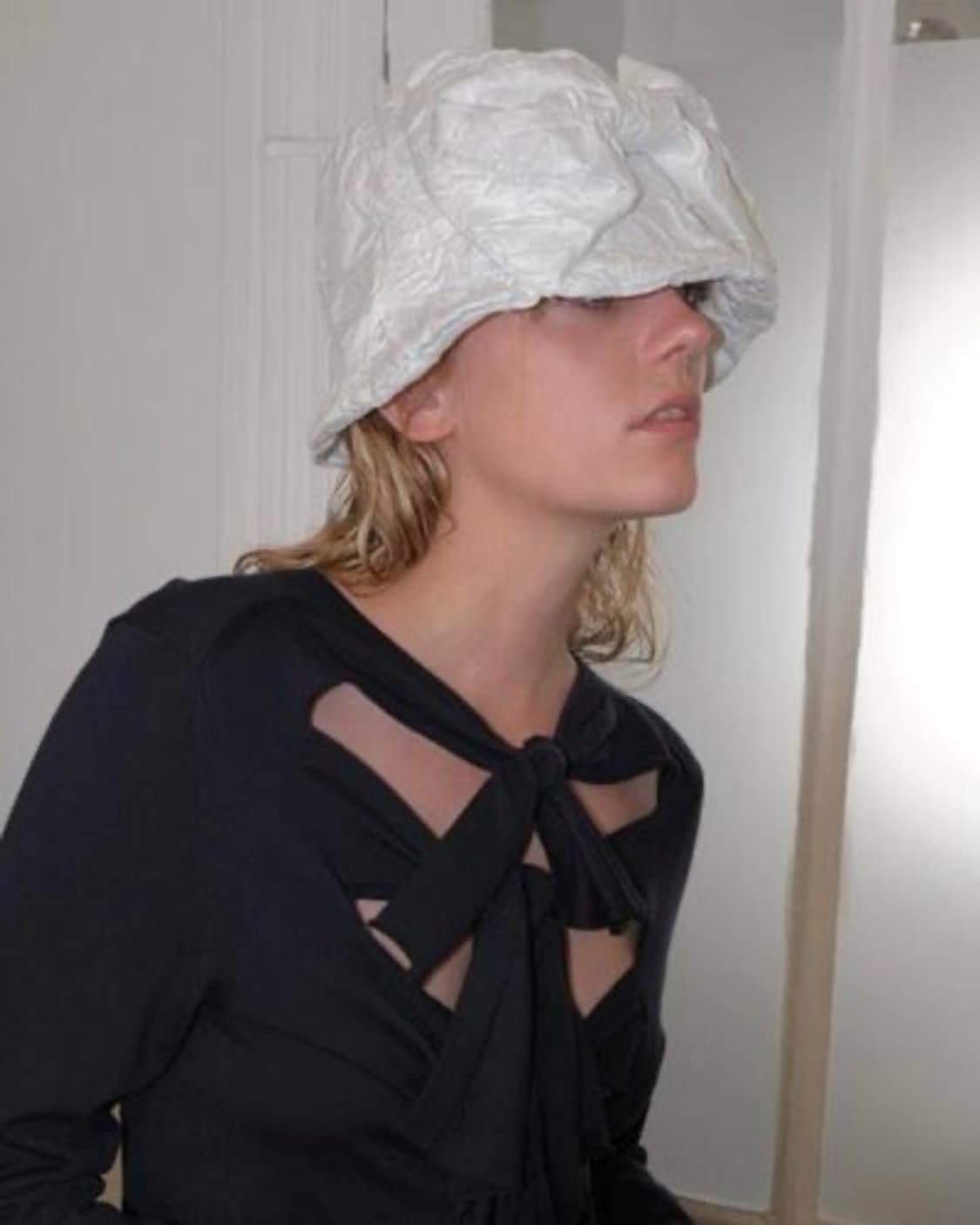 AWESOMENEEDS WAVY RIBBON HAT 어썸니즈 리본 버킷햇 상품이미지1