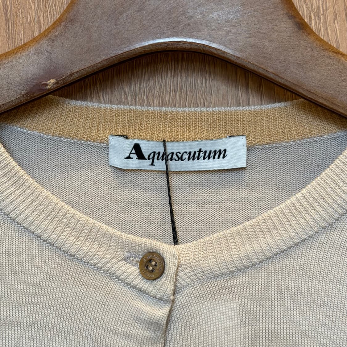 아큐아스큐텀 라운드넥 울 긴팔 니트 가디건 로고 메탈 장식 디테일 베이지 상품이미지6