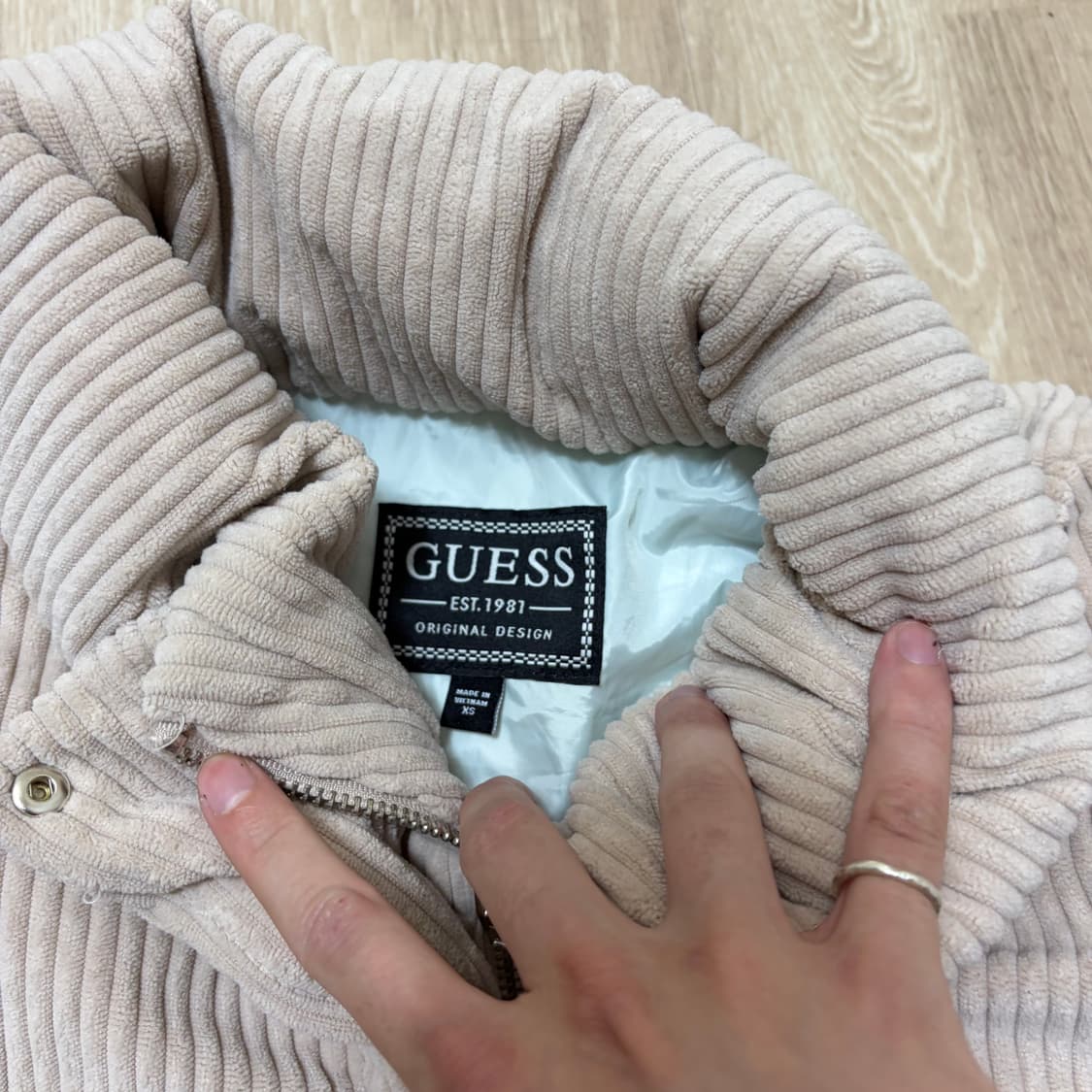 게스 덕다운 코듀로이 크롭 패딩 XS/85  상품이미지6