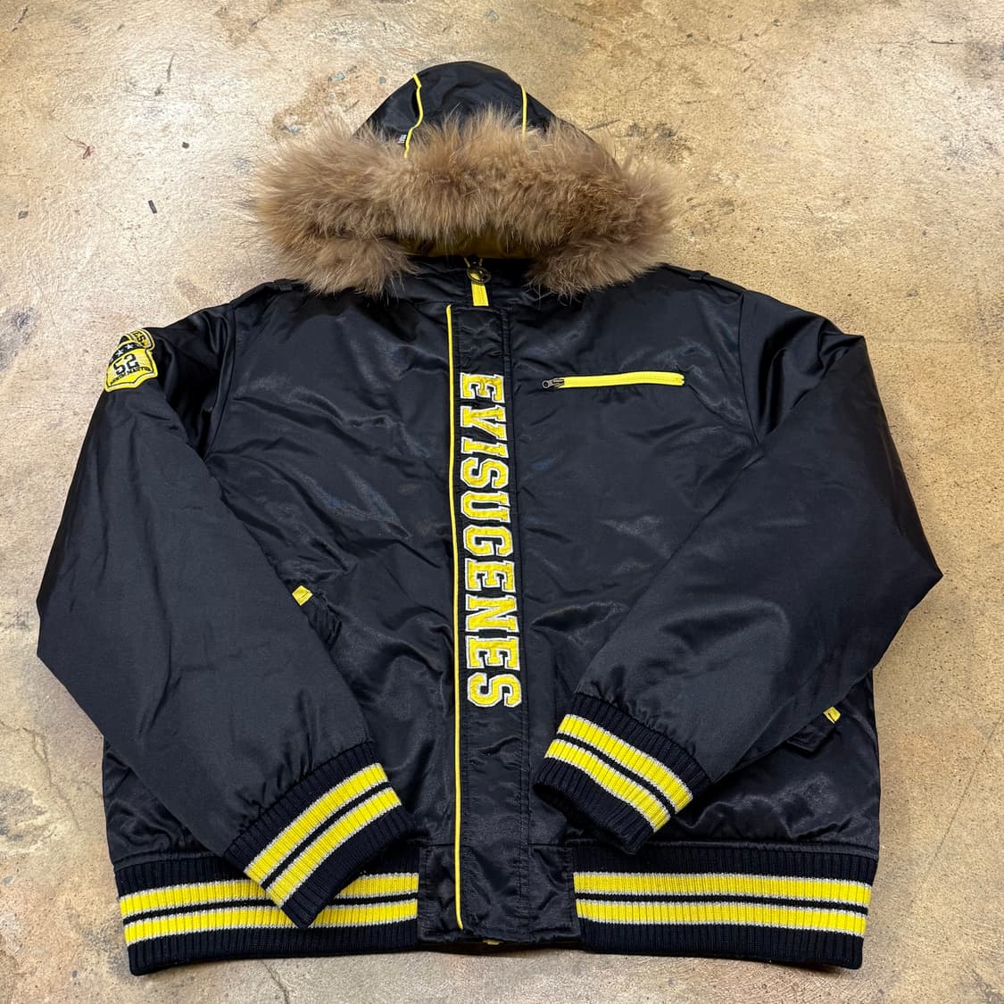 에비수 블랙 옐로우 백로고 포인트 퍼 숏패딩 상품이미지2