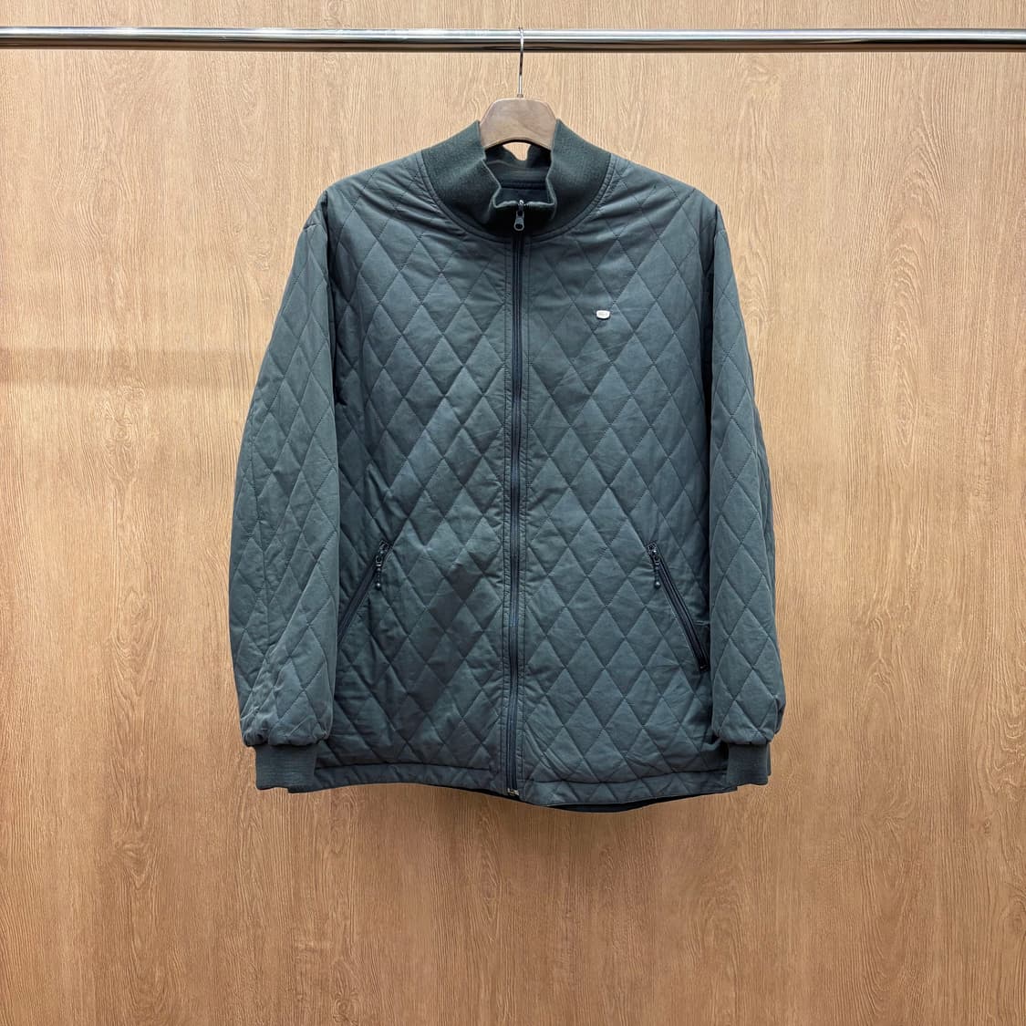 라코스테 리버시블 자켓 퀄팅 패턴 솔리드 메탈 로고 디테일 카키 블랙 상품이미지2