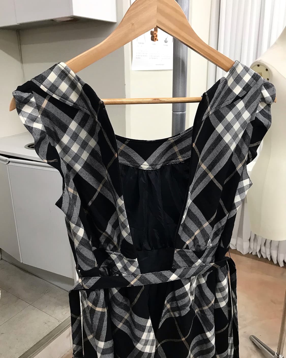 버버리 블랙 체크 벨티드 프릴 원피스 상품이미지5