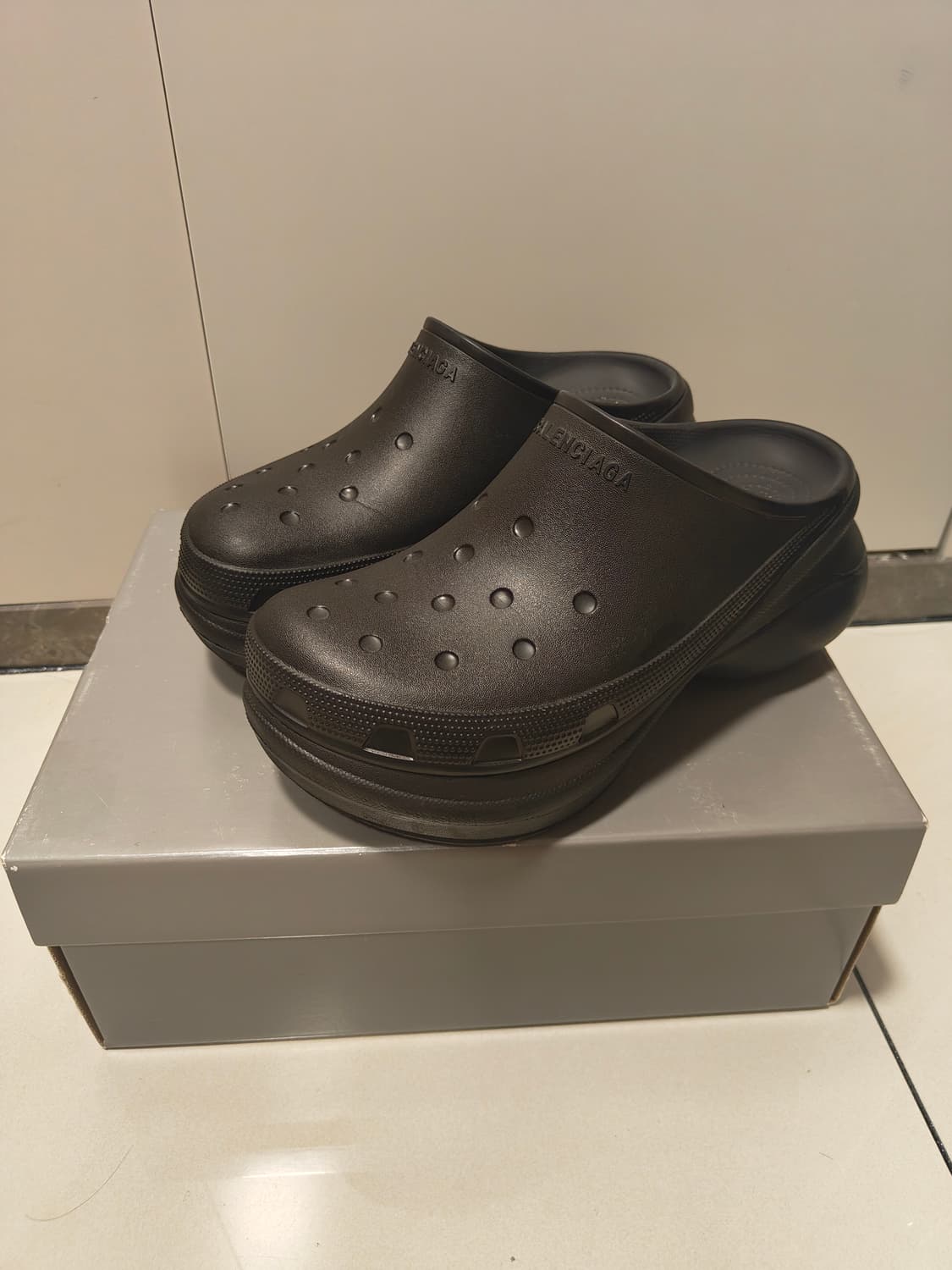 발렌시아가 크록스 뮬 상품이미지1