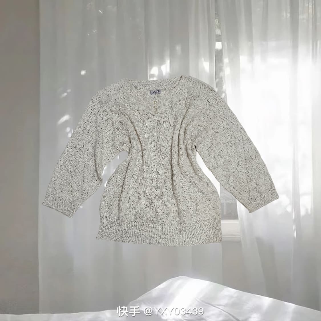 아이보리 모리 단추 레이어드용 브이넥 니트 상품이미지1