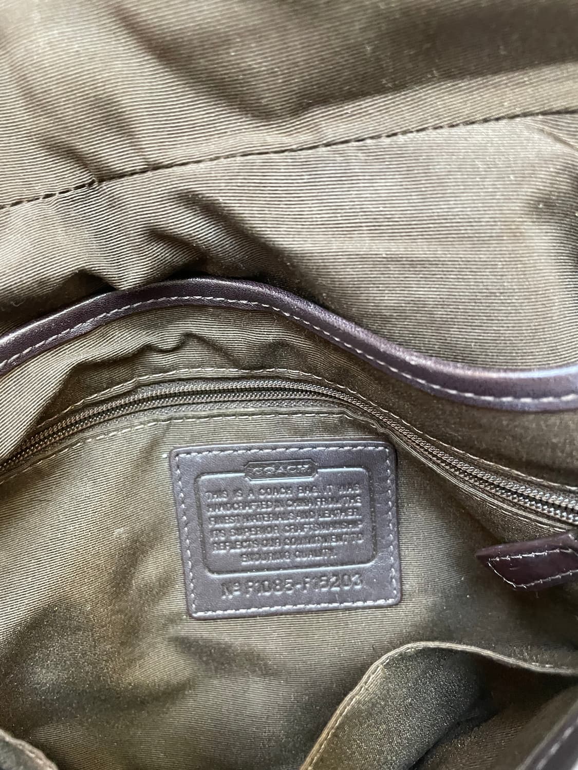 코치 시그니처 숄더백 판매합니다. 브라운 색상에 코치 시그니처 패턴이 고 상품이미지4
