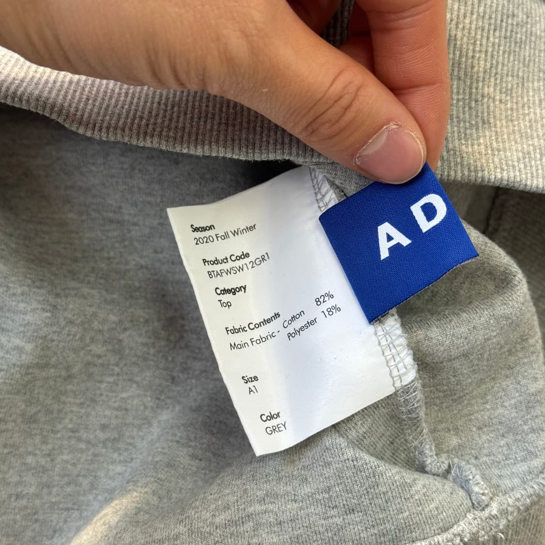 아더에러 블루블라썸 자수 브이넥 맨투맨 1 상품이미지7