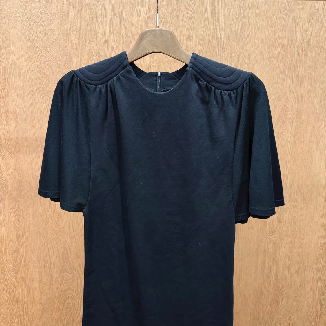 스투시 미디 원피스 반팔 라운드넥 숄더 패치 디테일 스트레이트핏 블랙 상품이미지4