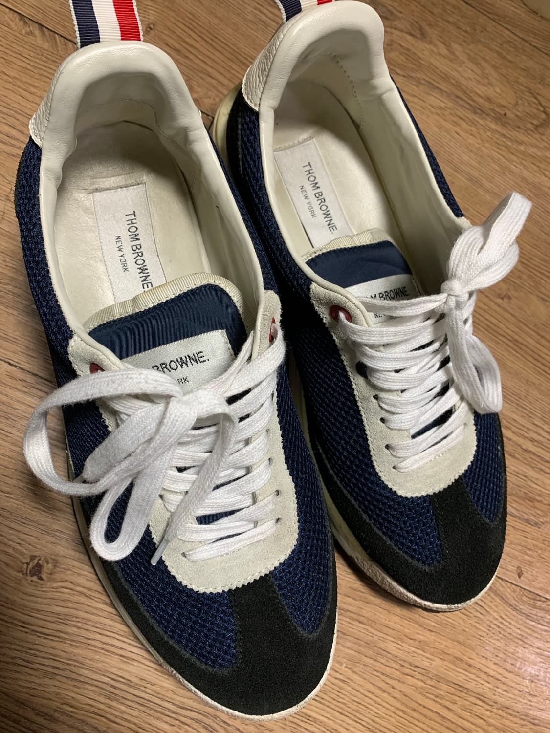 톰브라운 네이비 스니커즈 상품이미지1