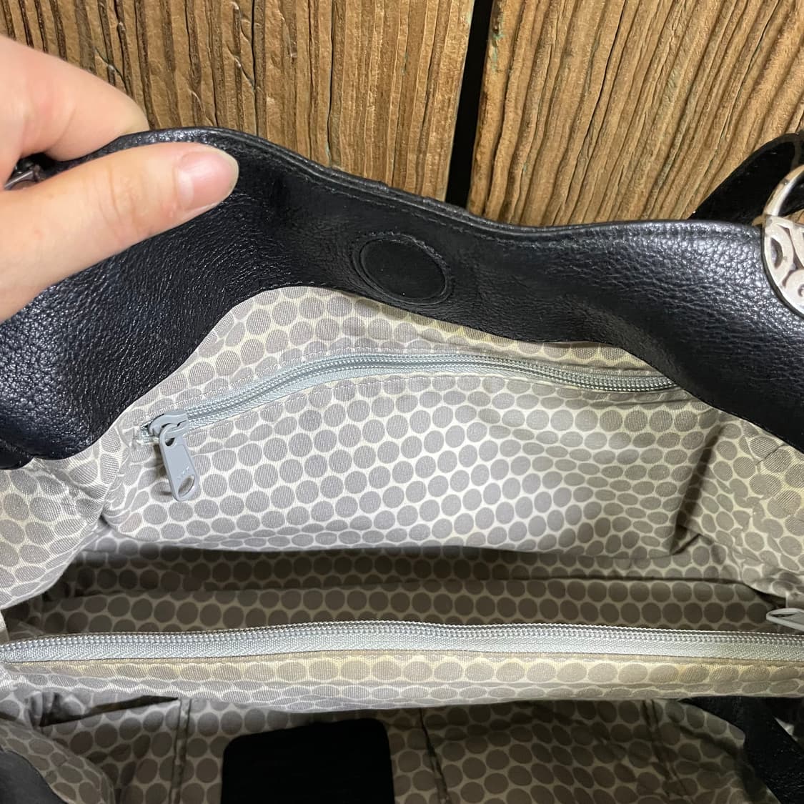 Brighton 블랙 가죽 스터드 숄더백 상품이미지8