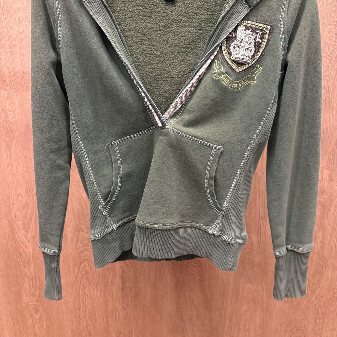 폴로 진스 컴퍼니 후드티 딥 브이 슬릿 크레스트 패치 디테일 슬림핏 카키 상품이미지5