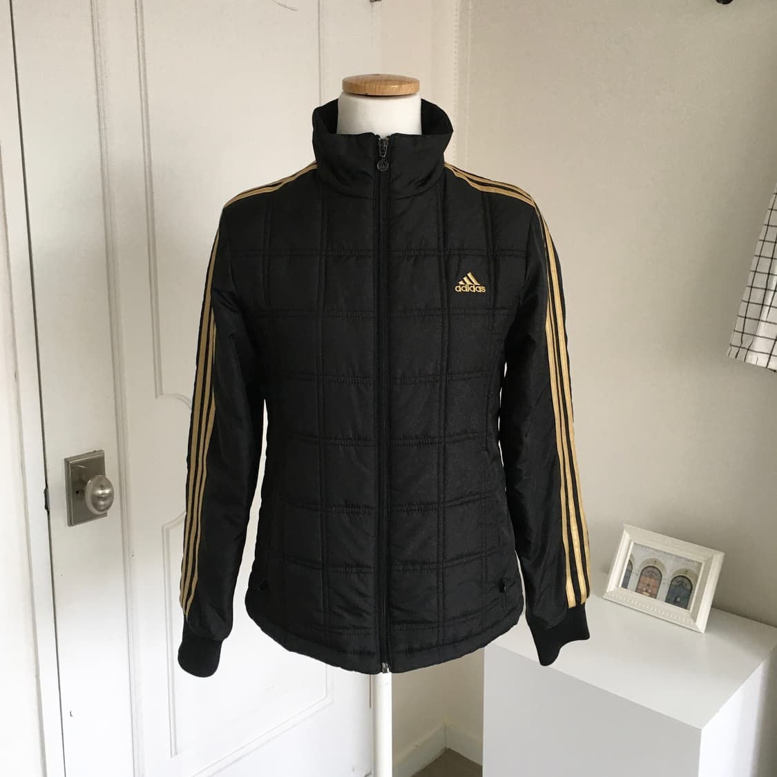 아디다스 퀄팅 경량패딩 점퍼 상품이미지1