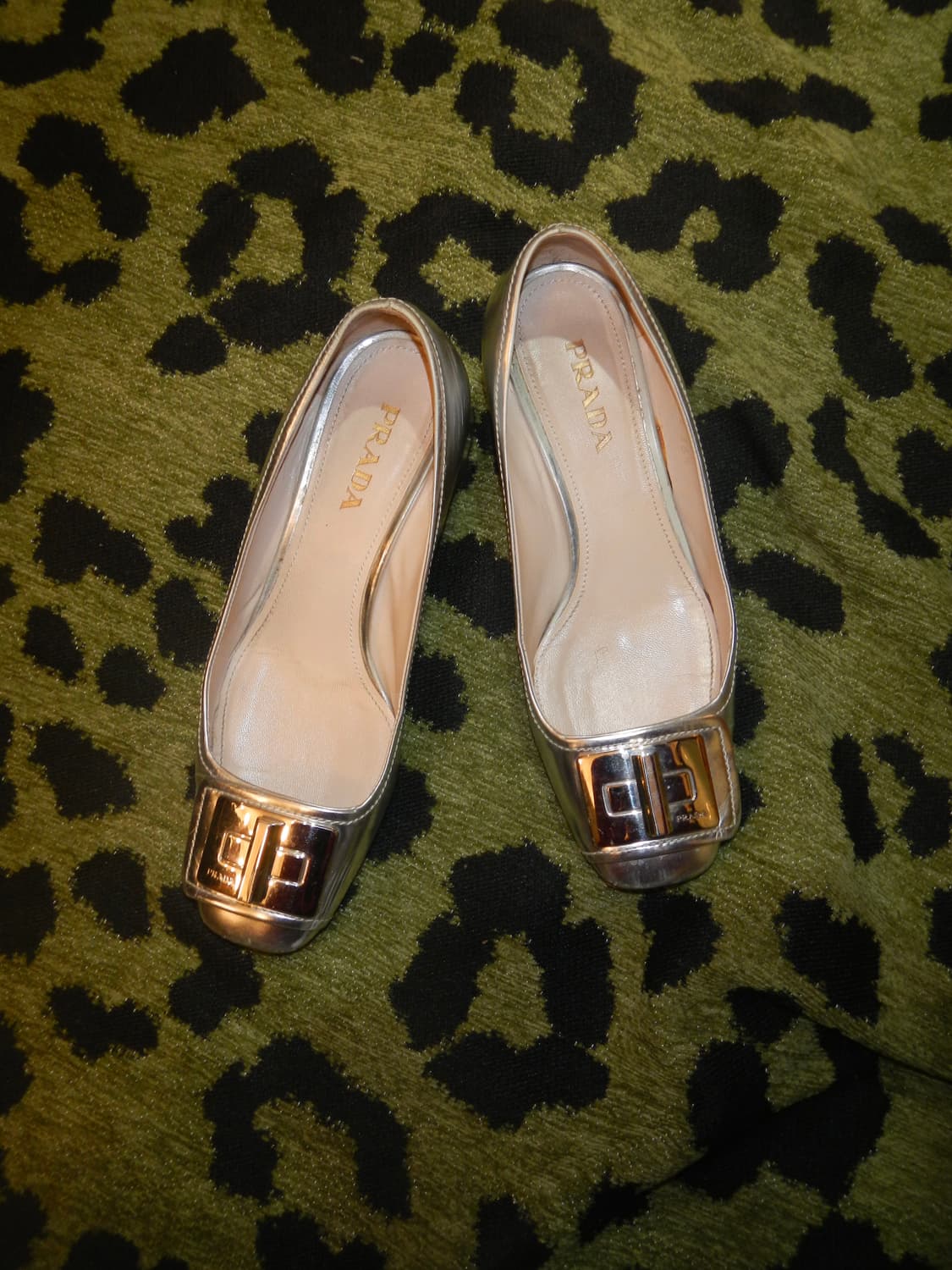 프라다 PRADA 실버 페이턴트 가죽 슬링백 펌프스 상품이미지1