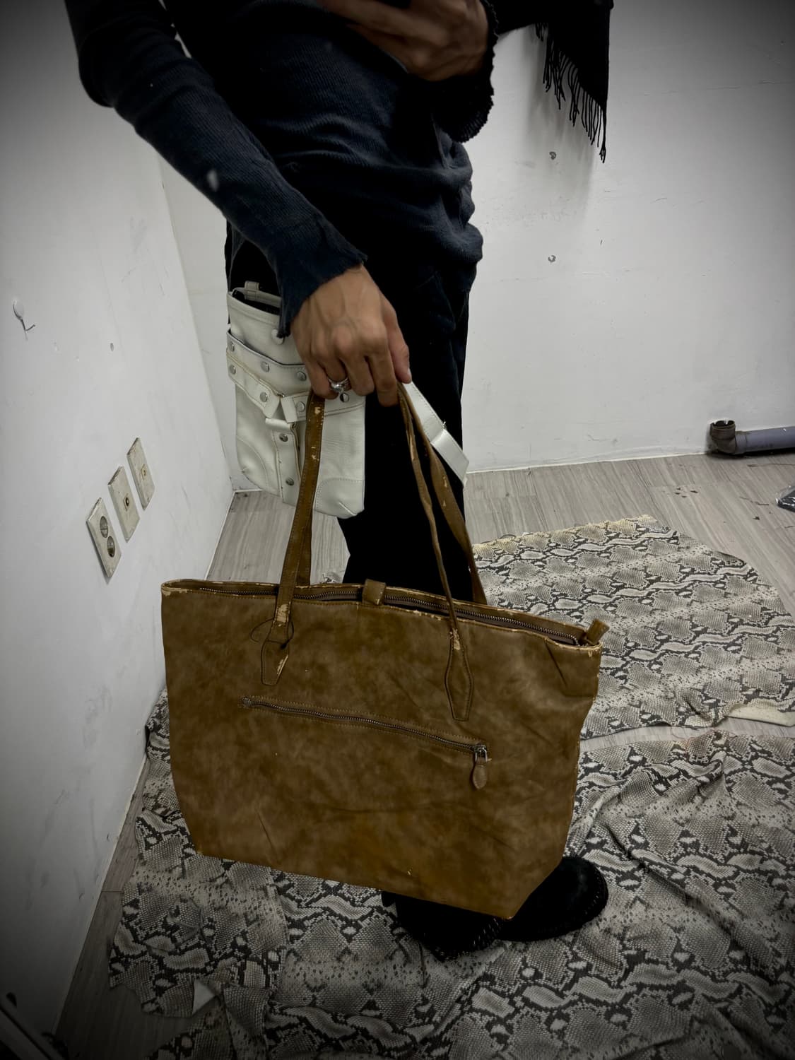 “FUGA” Minimal Brown Leather Bag 상품이미지2