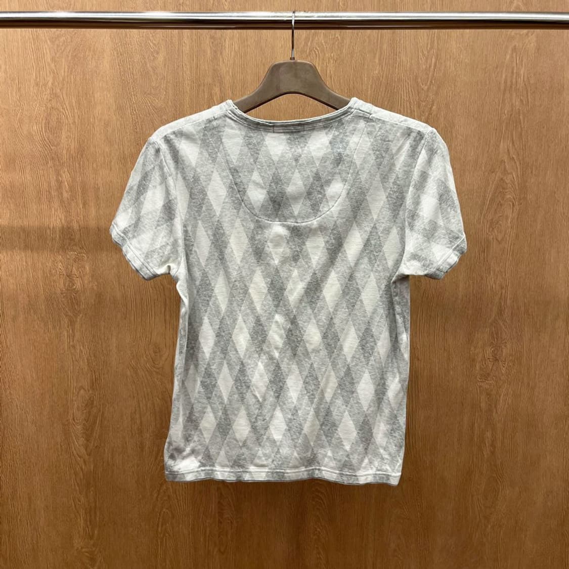 버버리 블랙라벨 반팔 티셔츠 아가일 패턴 로고 자수 브이넥 디테일 그레이 상품이미지3