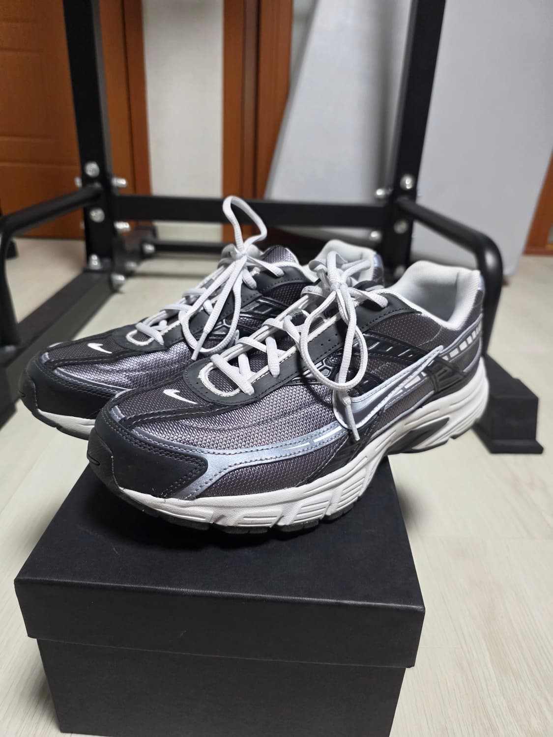 나이키 이니시에이터 스모크 그레이 280 상품이미지1