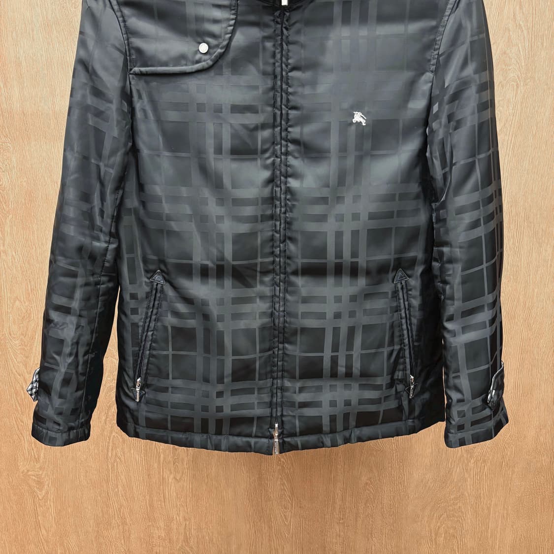 버버리 블랙 라벨 하이넥 패딩 점퍼 톤온톤 체크 패턴 스트랩 디테일 블랙 상품이미지5