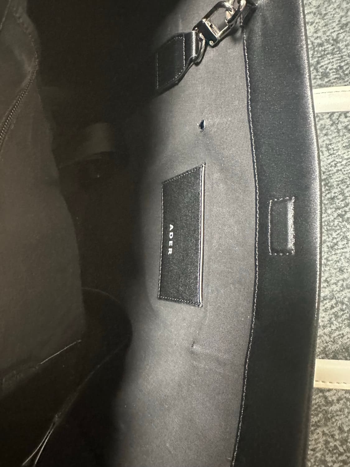 아더에러 와이드 쇼퍼백 느와르 상품이미지3