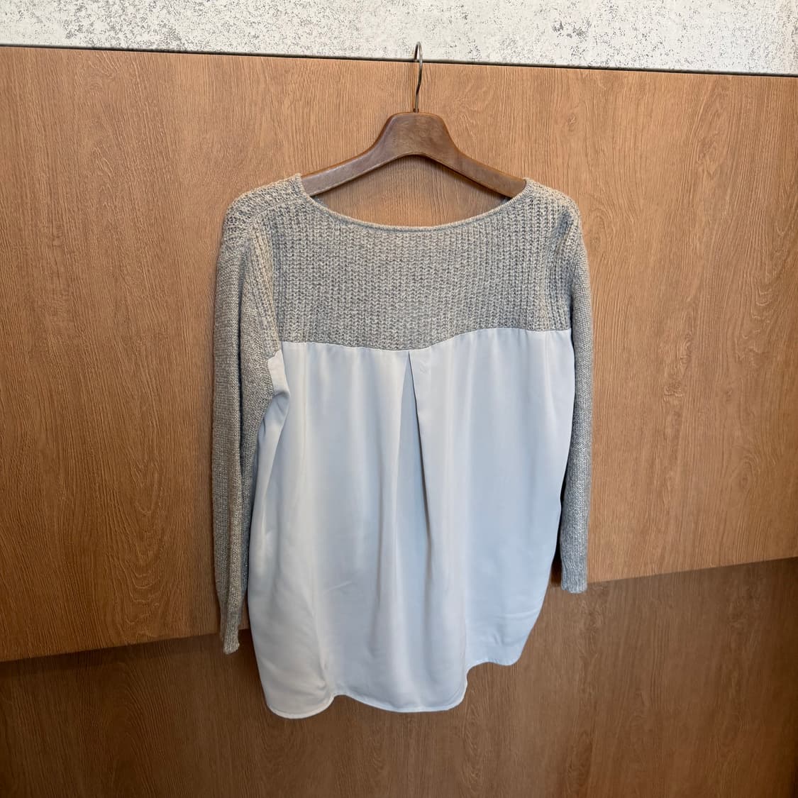 하레 라운드넥 긴팔 니트 백 쉬폰 배색 디테일 루즈핏 그레이 상품이미지2