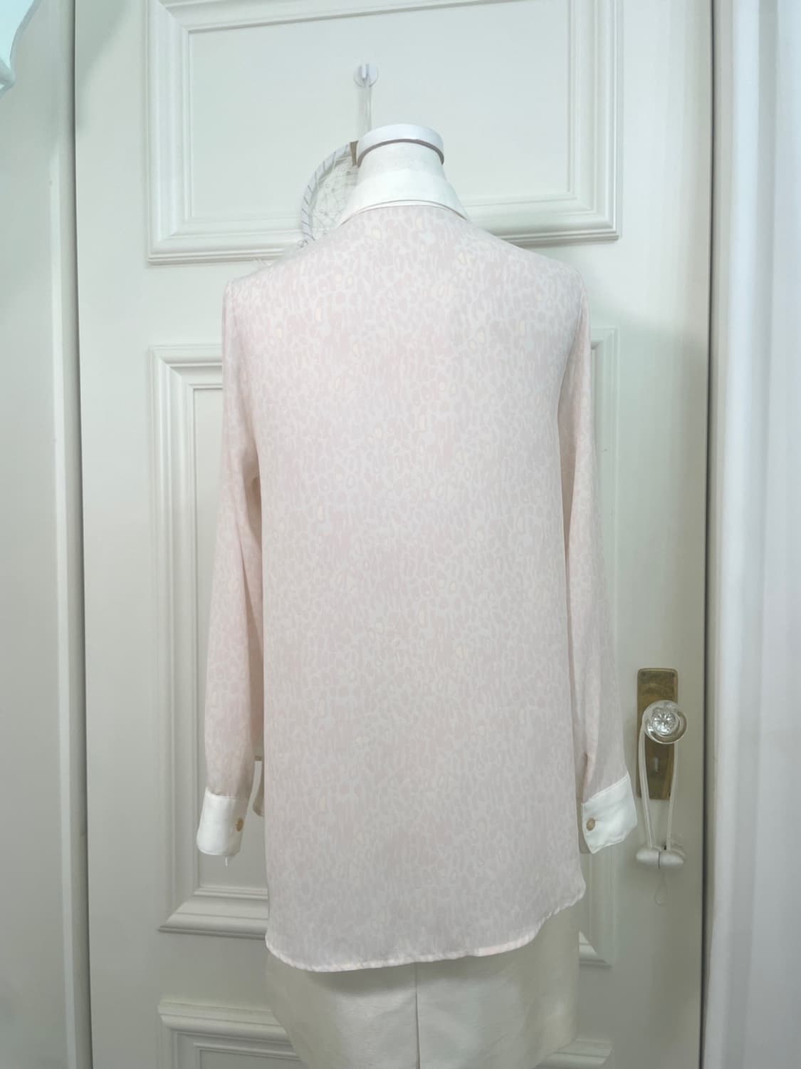 pink ivory leopard basic collar blouse 상품이미지5